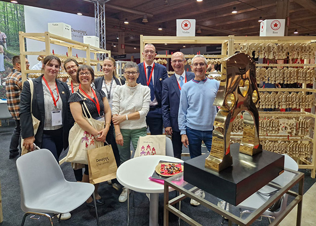 Jean-Pierre and the Despiau Chevalets Mondomusica team Jean-Pierre and the Despiau Chevalets Mondomusica team