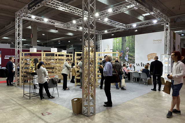 Despiau Chevalets stand